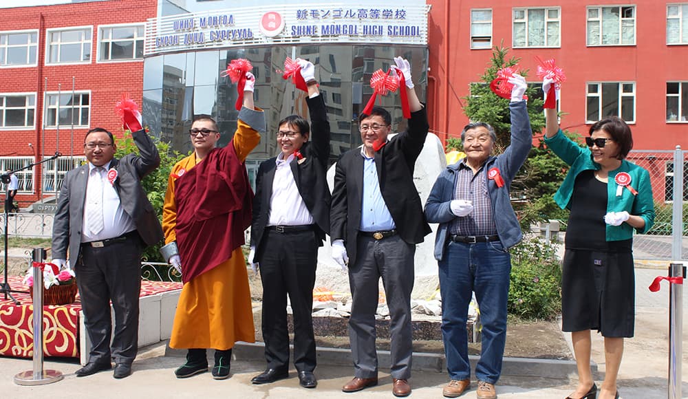 Сургуулийн үзэл санааг чулуу хөшөөнд сийлж мөнхлөн, байрлуулав