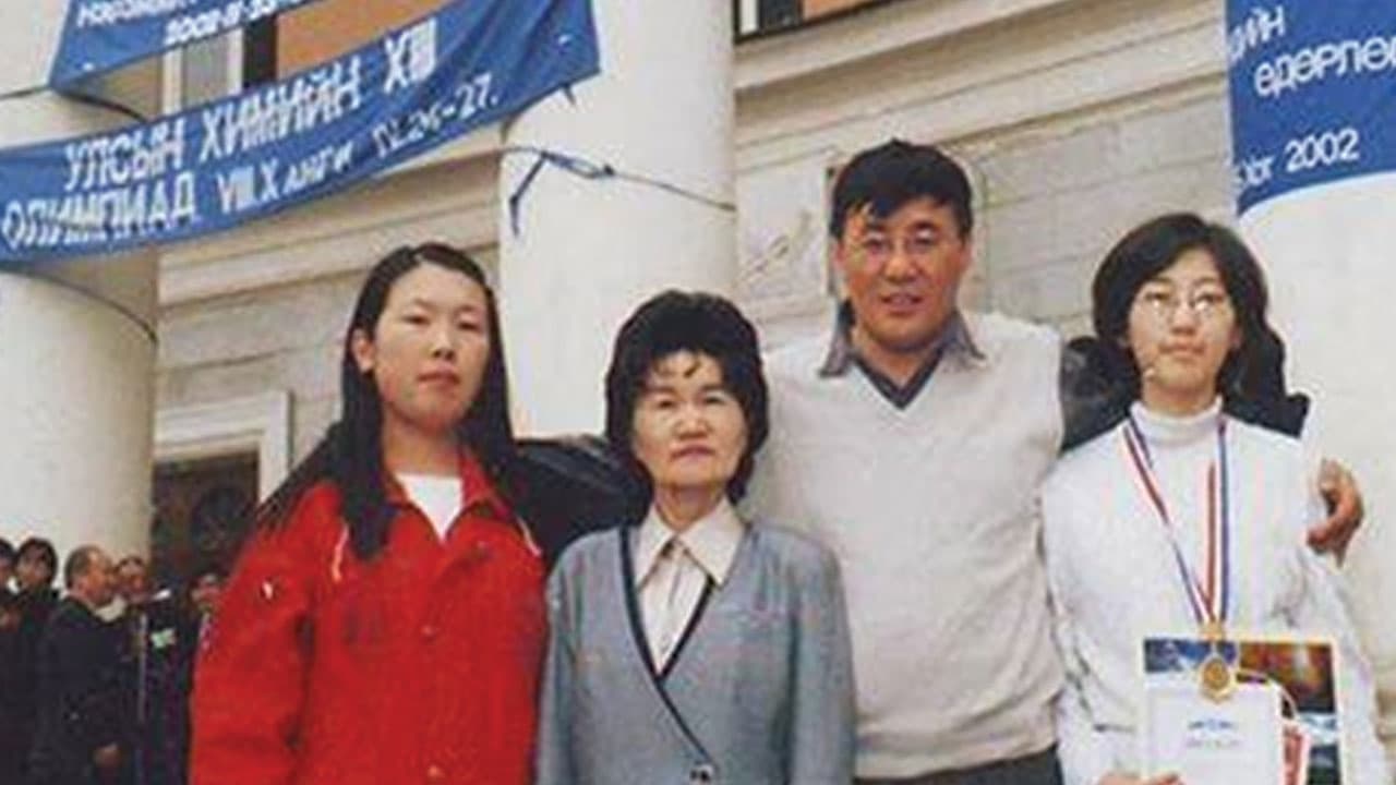 Сурагч Б.Батзаяа улсын химийн олимпиадаас анхны алтан медаль хүртлээ.